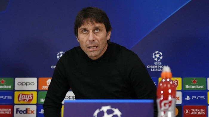 Tottenhams head coach Antonio Conte arrives for a news conference ahead of Tuesdays Champions League, round of 16, first leg soccer match between AC Milan and Tottenham Hotspur at the San Siro stadium in Milan, Italy, Monday, Feb. 13, 2023. (AP Photo/Luca Bruno)
