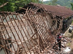 Atap Gedung Pemkab-Kantor Polisi Trenggalek Mendadak Ambruk