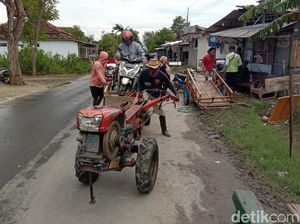 Jalan Alternatif Pati-Kudus 2 Bulan Kebanjiran, Ojek Gerobak Laris Manis Jalan Alternatif Pati-Kudus 2 Bulan Kebanjiran, Ojek Gerobak Laris Manis