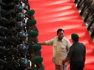 Momen Prabowo Serahkan 100 Motor Trail untuk Babinsa