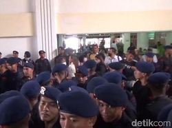 Yel-yel Anggota Brimob Saat Sidang Kanjuruhan Berujung Teguran