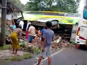 Tak Ada Korban Jiwa Kecelakaan Bus Terguling Tabrak Rumah di Pasuruan Tak Ada Korban Jiwa Kecelakaan Bus Terguling Tabrak Rumah di Pasuruan