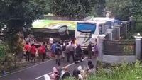 Penampakan Bus Wisata Terguling Hancurkan Rumah-Musala di Prigen Pasuruan