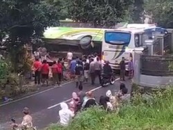 Selain Tabrak Rumah di Pasuruan, Bus yang Terguling Juga Tabrak Musala