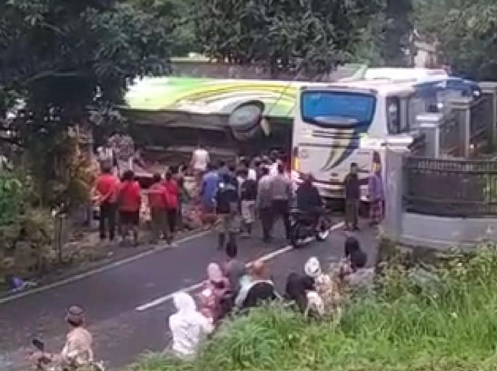 Penampakan Bus Wisata Terguling Hancurkan Rumah-Musala di Prigen Pasuruan