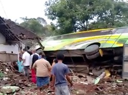 Bus yang Terguling Tabrak Rumah di Pasuruan Bawa Rombongan TK Asal Blitar