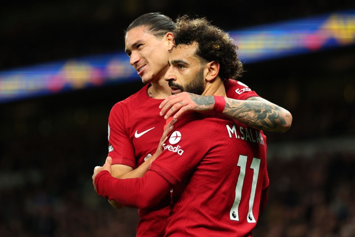 LONDON, ENGLAND - NOVEMBER 06:  Mohamed Salah of Liverpool celebrates scoring his 2nd goal with Darwin Nunez during the Premier League match between Tottenham Hotspur and Liverpool FC at Tottenham Hotspur Stadium on November 6, 2022 in London, United Kingdom. (Photo by Marc Atkins/Getty Images)