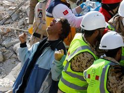 Luapan Kegembiraan Warga di Turki Usai Sang Ibu Selamat dari Reruntuhan