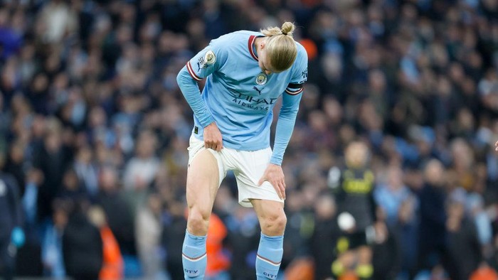 MANCHESTER, ENGLAND - FEBRUARY 12: Erling Haaland of Manchester City inspects his injured thigh during the Premier League match between Manchester City and Aston Villa at Etihad Stadium on February 12, 2023 in Manchester, United Kingdom. (Photo by Richard Sellers/Getty Images)