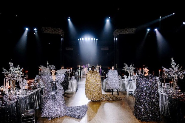 Foto: instagram.com/rodarte Dekorasi venue berupa banquet serba silver/
