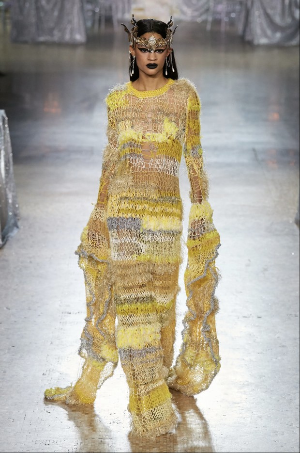 Foto: vogue.com/ Isidore Montag / Gorunway.com Cobweb Knit pada Rodarte Fall 2023, Look 38/