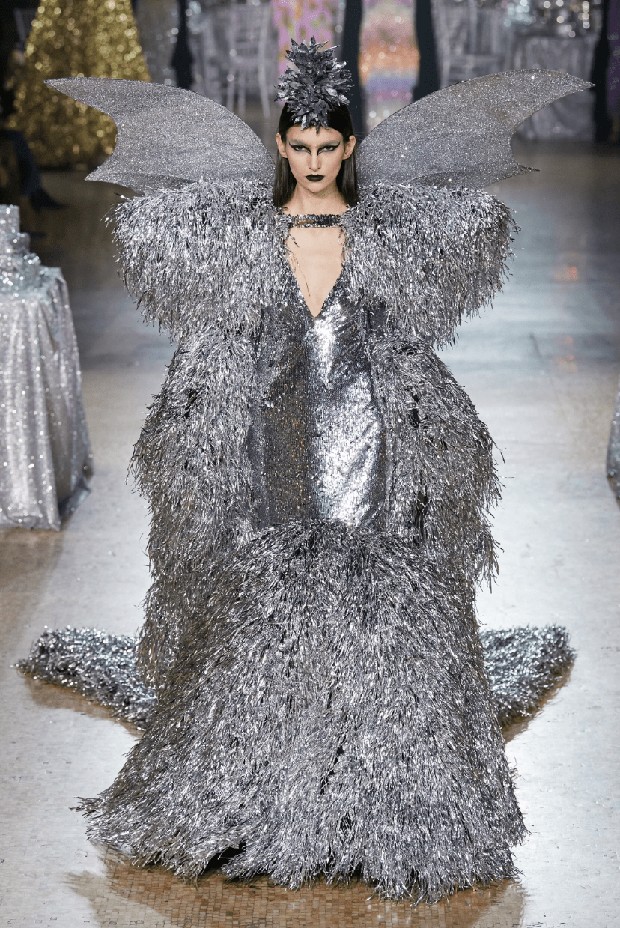 Foto: vogue.com/ Isidore Montag / Gorunway.com Metallic fringe dress, Rodarte Fall 2023, Look 60/