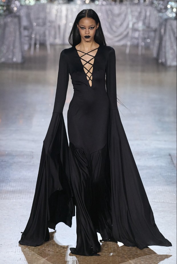 Foto: vogue.com/ Isidore Montag / Gorunway.com Rodarte Fall 2023, Look 1/