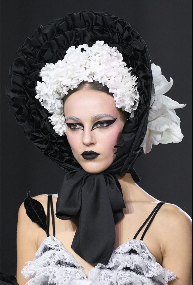 Foto: vogue.com/Armando Grillo / Gorunway.com Bonnet/