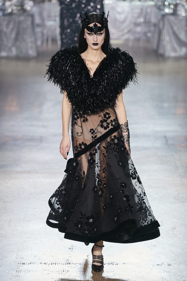 Foto: vogue.com/Isidore Montag / Gorunway.com Look 27, Rodarte Fall 2023 tema Gothic Fairies & Dark Glamor/