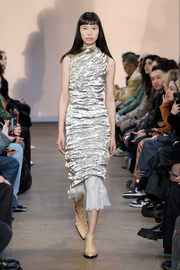Foto: vogue.com/Jonas Gustavsson / Courtesy of Proenza Schouler Proenza Schouler Fall 2023, Look 10/