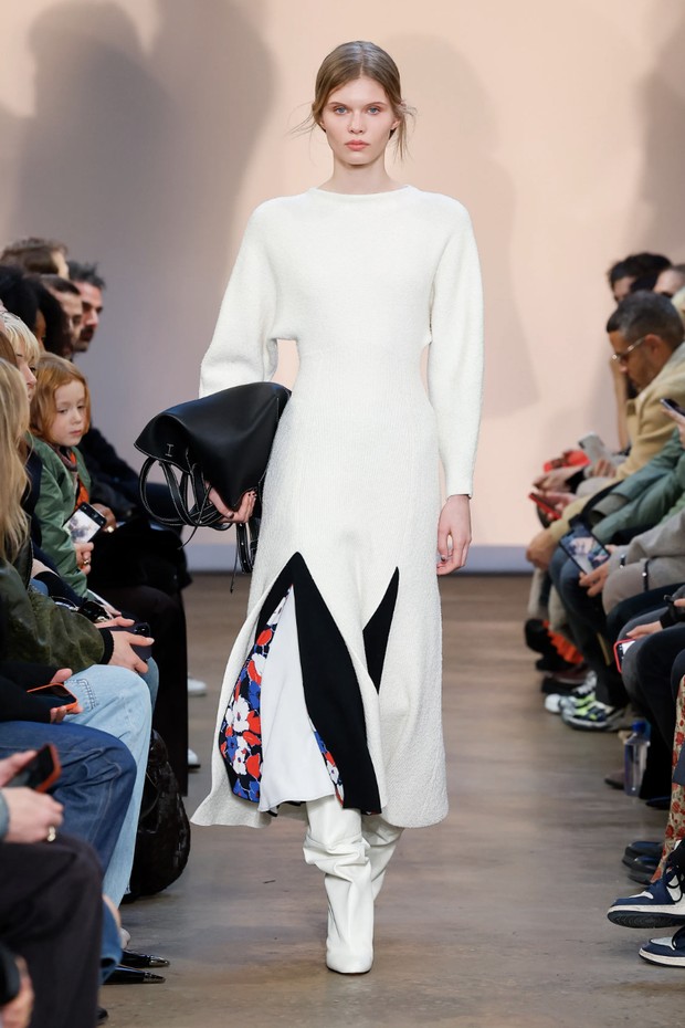 Foto: vogue.com/Jonas Gustavsson / Courtesy of Proenza Schouler Proenza Schouler Fall 2023, Look 23/
