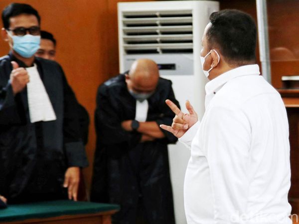Tingkah Kuat Maruf di Sidang Vonis, Salam Metal ke Jaksa Usai Putusan