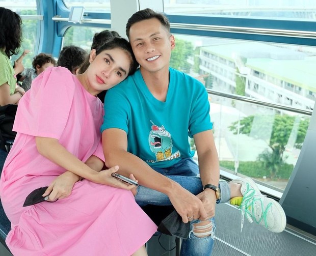 Gaya Ussy Sulistyawati dan Andhika Pratama. Foto: Instagram.com/ussypratama Gaya Ussy Sulistyawati dan Andhika Pratama. Foto: Instagram.com/ussypratama