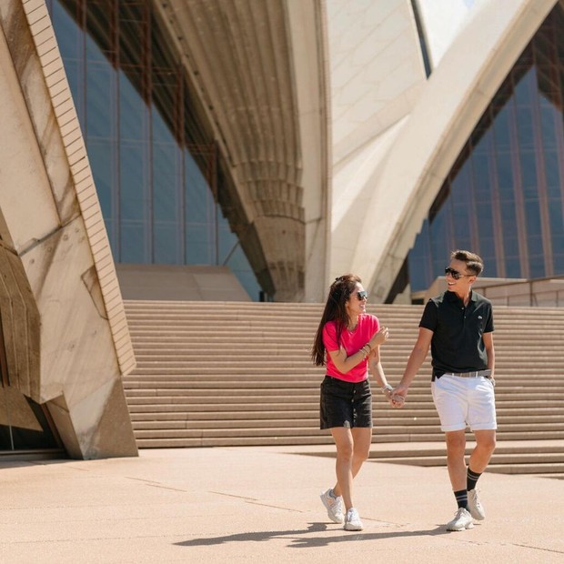 Gaya Ussy Sulistyawati dan Andhika Pratama. Foto: Instagram.com/ussypratama Gaya Ussy Sulistyawati dan Andhika Pratama. Foto: Instagram.com/ussypratama