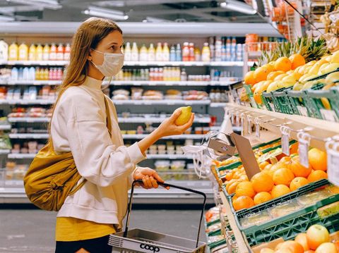 Ilustrasi berbelanja bulanan sendiri/Foto: Pexels/Anna Shvets