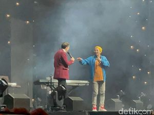 Penampilan Perdana Indra Bekti Jadi MC di Konser BLUE Penampilan Perdana Indra Bekti Jadi MC di Konser BLUE