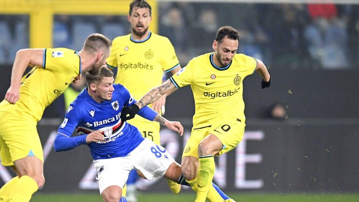 Inters Hakan Calhanoglu, right, vies for the ball with Sampdorias Michael Cuisance, during a Serie A soccer match between Sampdoria and Inter Milan, at the Luigi Ferraris Stadium, in Genoa, Italy, Monday, Feb. 13, 2023. (Tano Pecoraro/LaPresse via AP)