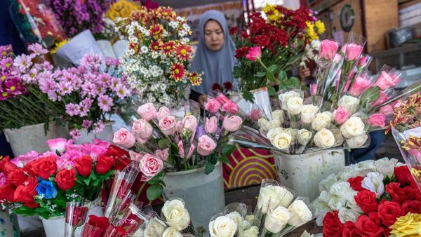 Hari Valentine, Bunga dan Kado Laris Manis di Banyak Daerah