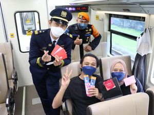 So Sweet.. KAI Bagikan Coklat dan Bunga di Hari Valentine