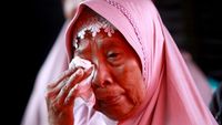 Keluarga Penumpang Kapal Express Pricillia Menanti Evakuasi
