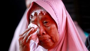 Keluarga Penumpang Kapal Express Pricillia Menanti Evakuasi