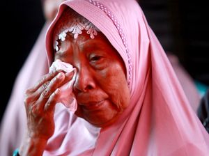 Keluarga Penumpang Kapal Express Pricillia Menanti Evakuasi