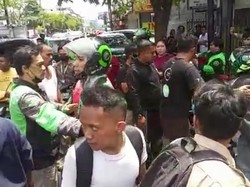 Jukir di Medan Aniaya Driver Ojol gegara Posisi Setang Motor Ditangkap