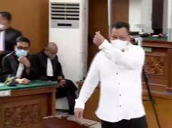 Kuat Maruf Pose Finger Heart ala Korea Jelang Sidang Vonis