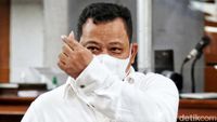 Gaya Finger Heart Ala Kuat Maruf Jelang Sidang Vonis