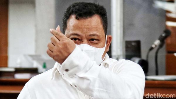 Gaya Finger Heart Ala Kuat Maruf Jelang Sidang Vonis