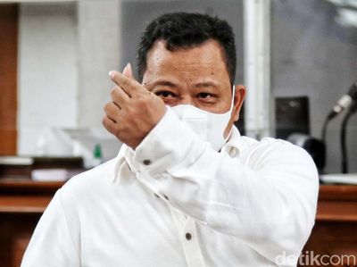 Gaya Finger Heart Ala Kuat Maruf Jelang Sidang Vonis