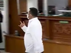 Gaya Kuat Maruf Beri Salam Metal ke Jaksa Usai Divonis 15 Tahun Bui