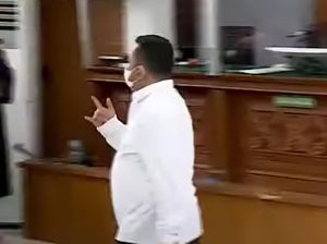 Gaya Kuat Maruf Beri Salam Metal ke Jaksa Usai Divonis 15 Tahun Bui Gaya Kuat Maruf Beri Salam Metal ke Jaksa Usai Divonis 15 Tahun Bui