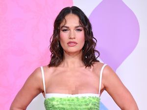 Gaya Menawan Lily James di Premiere Film Terbaru, Gaunnya Hampir Melorot Gaya Menawan Lily James di Premiere Film Terbaru, Gaunnya Hampir Melorot