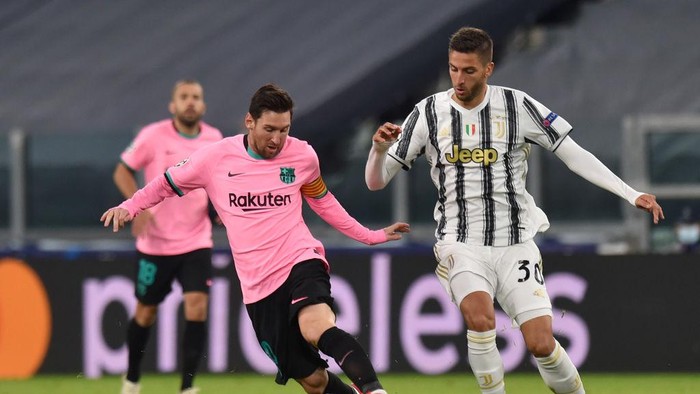 TURIN, ITALY - OCTOBER 28: Lionel Messi of Barcelona is challenged by Rodrigo Bentancur of Juventus during the UEFA Champions League Group G stage match between Juventus and FC Barcelona at Juventus Stadium on October 28, 2020 in Turin, Italy. Sporting stadiums around Italy remain under strict restrictions due to the Coronavirus Pandemic as Government social distancing laws prohibit fans inside venues resulting in games being played behind closed doors. (Photo by Tullio Puglia - UEFA/UEFA via Getty Images)