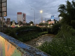 Pengelola Ungkap Misteri Sungai Viral di Atas Tol Cijago Depok
