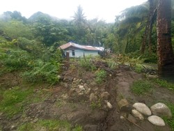 Longsor Ancam Dua Rumah Warga dan Putus Jalan Perkampungan