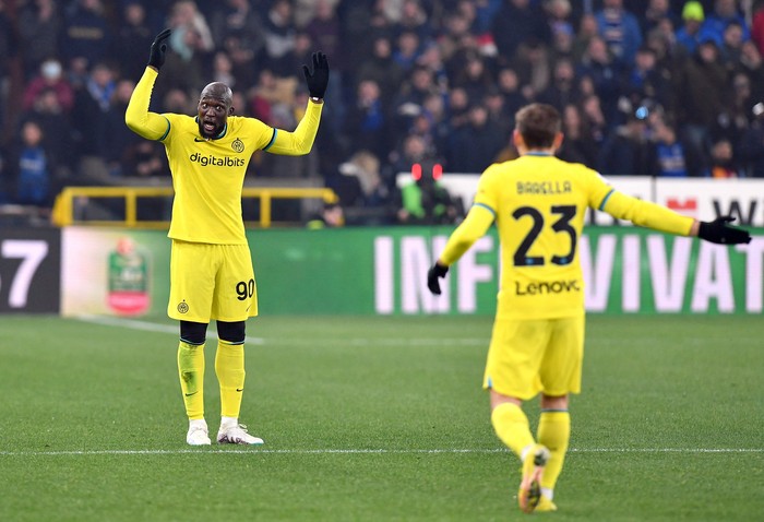 Soccer Football - Serie A - Sampdoria v Inter Milan - Stadio Comunale Luigi Ferraris, Genoa, Italy - February 13, 2023 Inter Milans Romelu Lukaku and Nicolo Barella react REUTERS/Jennifer Lorenzini