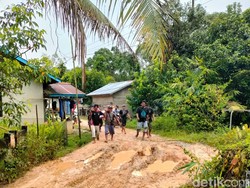 Warga Sakit di Kalbar Ditandu 8 Km Pakai Sarung karena Akses Jalan Sulit