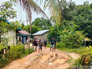Warga Sakit di Kalbar Ditandu 8 Km Pakai Sarung karena Akses Jalan Sulit Warga Sakit di Kalbar Ditandu 8 Km Pakai Sarung karena Akses Jalan Sulit