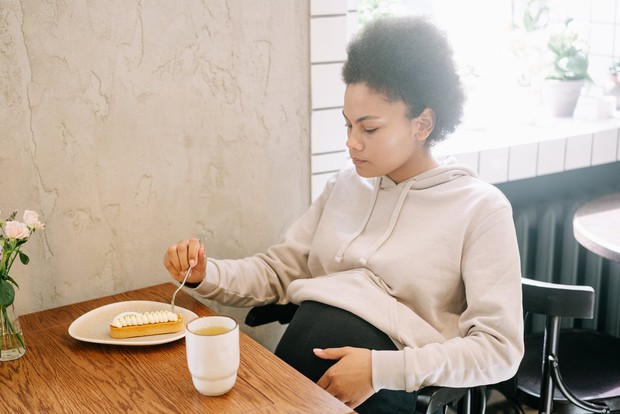 Melewatkan Waktu Makan/ Foto: pexels.com/Ivan Samkov Kesalahan umum yang sering tidak sadar dilakukan perempuan hamil ialah melewatkan waktu makan.