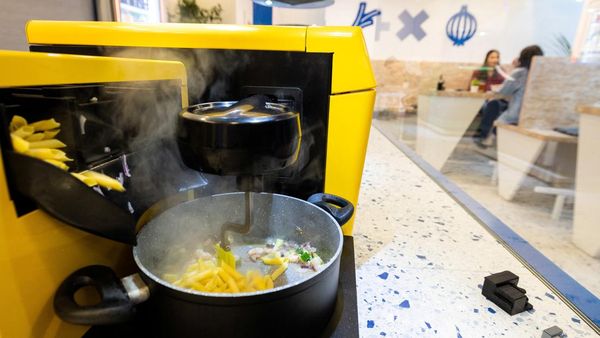 Mencicipi Masakan Bikinan Robot di Restoran Kroasia