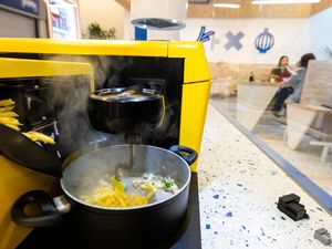 Mencicipi Masakan Bikinan Robot di Restoran Kroasia