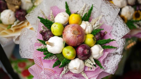 Meriahkan Valentine, Pedagang Bunga Ini Jual Buket Unik dari Bumbu Dapur